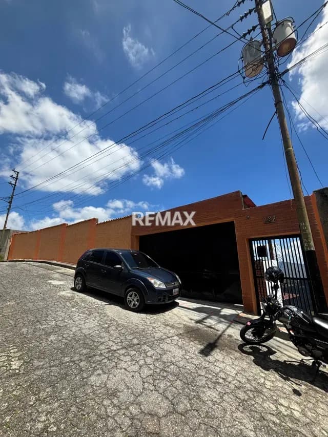 Grande Casa en Venta En El Junquito Urb Araguaney, (Final de la nueva carretera del junquito) Bien Ubicada Y Mantenida