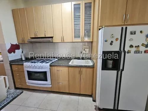 Los Chaguaramos Yt 26-21189 Se Vende Apartamento, Cómodo, Esta 100% Habitable, Cuenta Con 2 Dormitorios Y Un Baño, Excelente Ubicación, Edificio De Baja Densidad, Queda Amoblado.