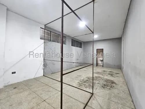 Daniela Linarez Vende Amplia Y Versátil Casa Comercial De 313 M2, 3 Locales Comerciales A Pie De Calle, Patio, Apartamento Con 4 Habitaciones Con Closets, Balcón, Oeste De Barquisimeto