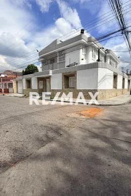 HERMOSA CASA EN VENTA EN URB. ANDRES BELLO