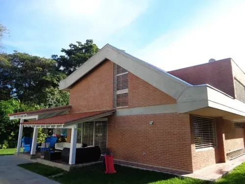 Casa Moderna En Macaracuay, Con Piscina Y Jardin. En Calle Cerrada