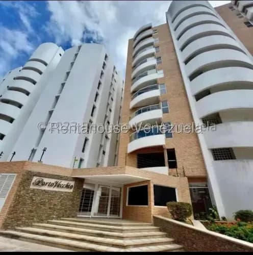 Este Masgestuoso Apartamento En Primera Linea De Playa Y Acceso Directo Al Mar Es Perfecto Con Las Terrazas Vista Al Mar, Moderno Y Funcional Donde Cada Detalle Cuenta Para Tu Bienestar Y Confort Mas