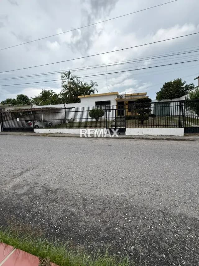 Casa para remodelar en Colinas de Santa Rosa