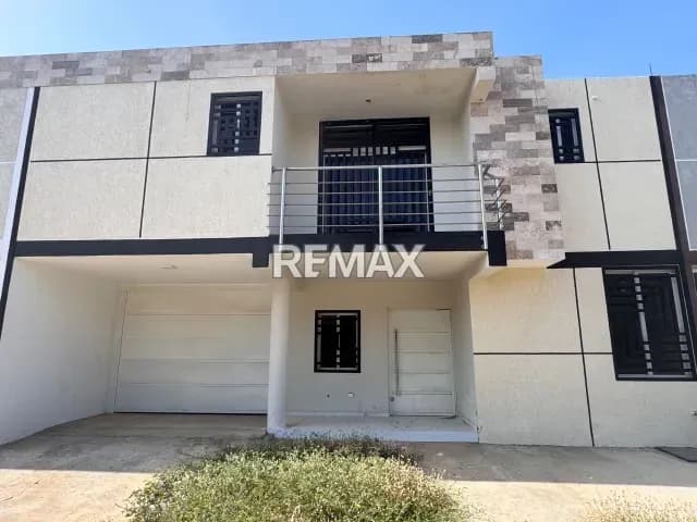 Townhouse. Urb. Santa Irene. Punto Fijo