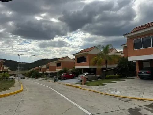 Casa En Lomas Del Country, Valencia, En Obra Gris. Zc.p
