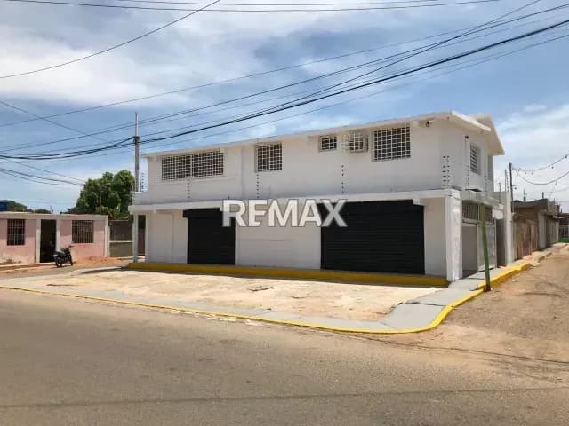 Casa comercial con 2 locales en planta baja em venta