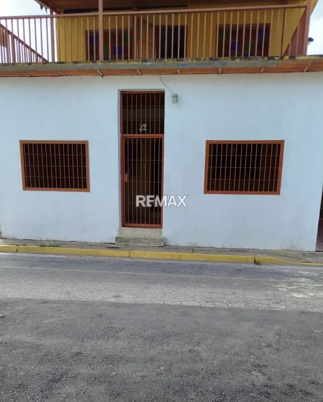 Casa de Dos Niveles en Urbanización Privada de Oportunidad, ubicada en un Zona de Tranquilidad