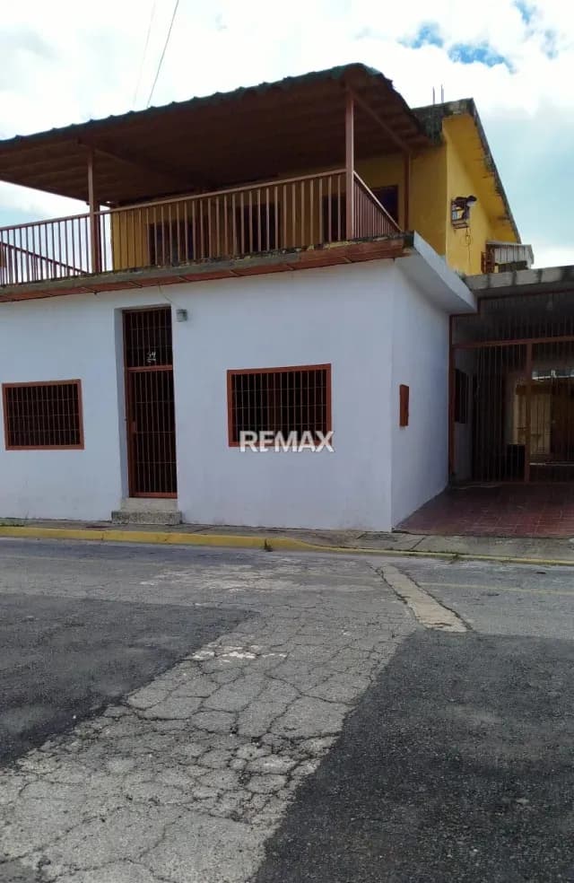 Casa de Dos Niveles en Urbanización Privada de Oportunidad, ubicada en un Zona de Tranquilidad