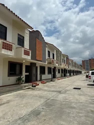 Town House En Venta Con Planta Al 70%. Urbanismo Con Áreas Comunes Y Seguridad. Julián Acosta 194.