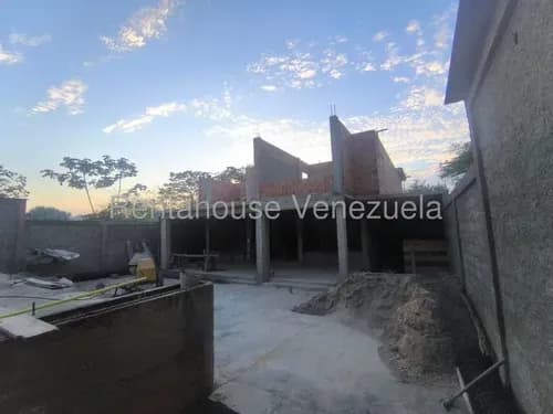 Imponente Terreno De 1001 M2 Con Casa Duplex En Obra Gris Construida Sobre La Parcela, Con Un Metraje Aprox De 1400 M2, Excelente Distribucion, 4 Habitaciones, 7 Banos, 10 Puestos De Estacionamiento,