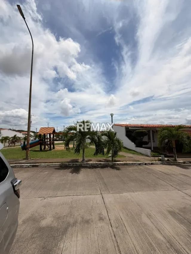 Disponible en alquiler, bella casa en la urbanización los cerezos II. Amoblada y equipada.