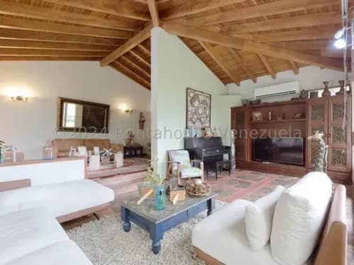 Daniela Linarez Vende Extraordinaria Casa Con Hermosa Cocina Moderna, 5 Amplios Dormitorios Con Baño Privado, Jacuzzi, Estudio, Bar, Piscina, Planta Eléctrica, El Pedregal Barquisimeto