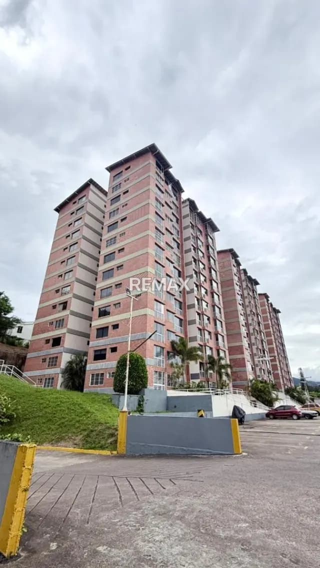 En ALQUILER Apartamento Conjunto Residencial El Alcazar Av. Las Pilas
