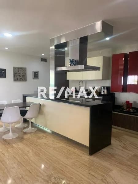 Vende hermosa y moderna casa en Colinas de Santa Rosa.