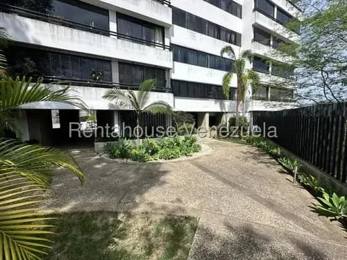 Alquiler De Apto En La Alameda: 154m2, 3hab + Servicio, 3baños, Estar Íntimo, Balcón Con Jardineras, Vestier, Pantry Y 2 Puestos Techados. Excelente Distribución Y Ubicación. ¡listo Para Habitar!