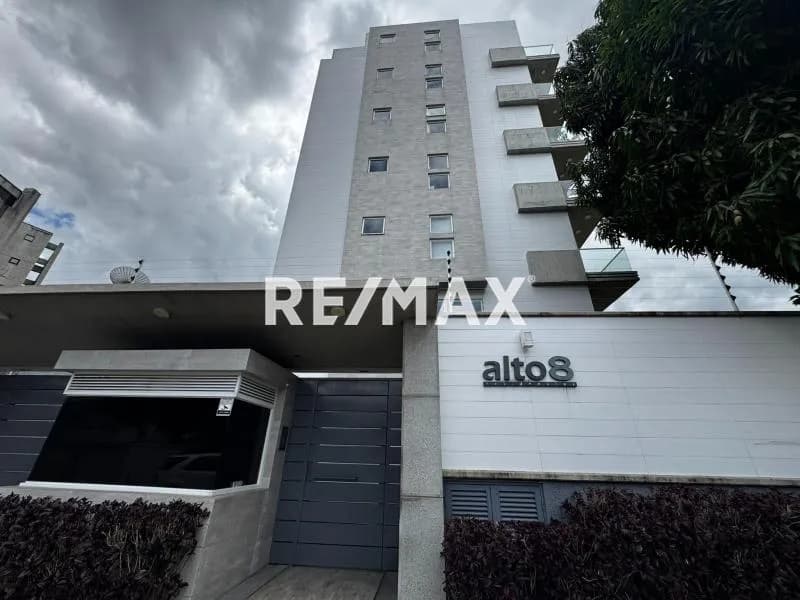 Apartamento de tres niveles con terraza y vista al avila