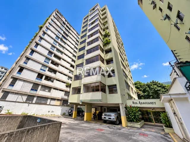Amplio apartamento con piso privado, 3 habitaciones + servicio y 2 puestos en La Florida