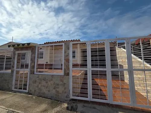 Hermosa Casa Amoblada, Lista Para Mudarse. Excelente Ubicación, Muy Carca De Centros Comerciales Y Supermercados. 3 Habitaciones Y 2 Baños Y Medio, Tanque De 20000 Litro. Conjunto Cerrado Con Piscina.