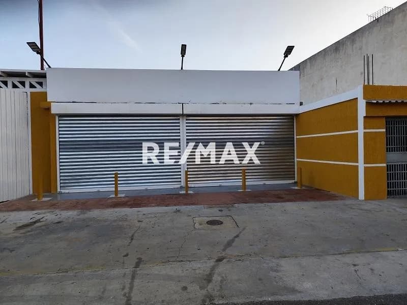 Se Alquila para Excelente Actividad Comercia Local N° 1. En Av. 17 a media Cuadra de Av. 15 Sierra Maestra