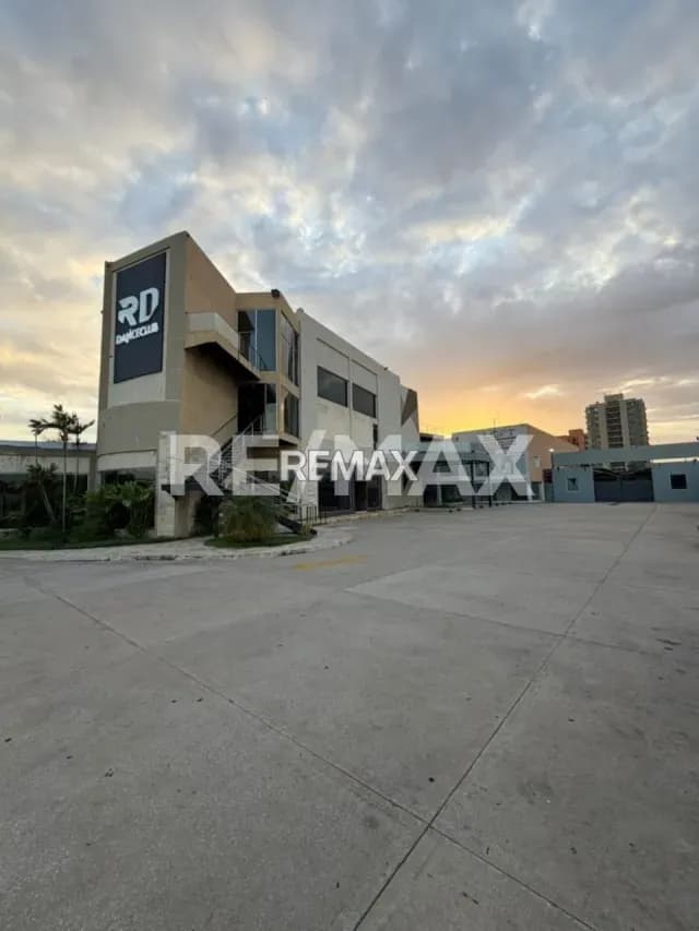 Centro Comercial en Venta Av. Fuerzas Armadas