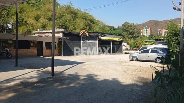 Se vende local comercial ubicado en la Av 99 (Miranda). A una cuadra de la Av Bolívar, punto de referencia en la misma cuadra bajando por la tienda Mango bajito. Valencia, Carabobo
