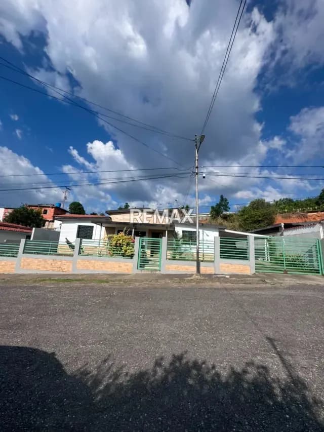 HERMOSA CASA EN CARVAJAL CERCA DE LA UVM, URB PACHECO