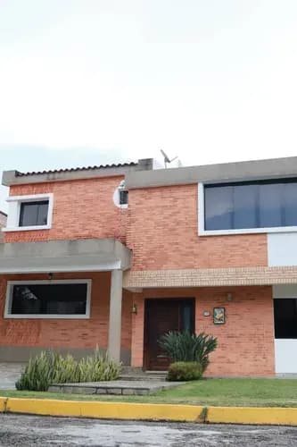 D-6909. Alexora Vende Con Financiamiento Casa Dos Plantas, Ubicada En La Urb. Guataparo, Res. Villa Laguna Club. (5,5,4)