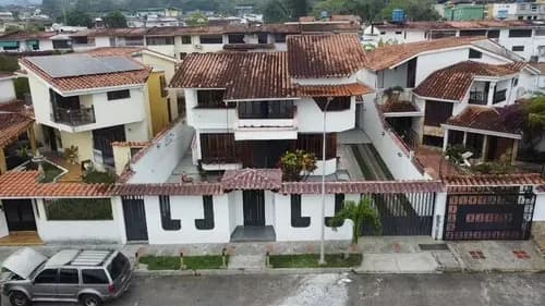 Venta De Quinta En Urbanización Altos De Pirineos