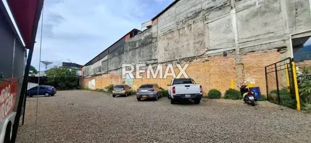SE VENDE TERRENO EN BARRIO OBRERO