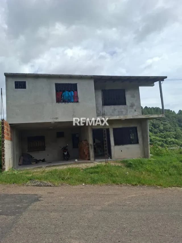 En venta casa de dos niveles y con bases para el tercer nivel ubicada en cordero sector llano la cruz