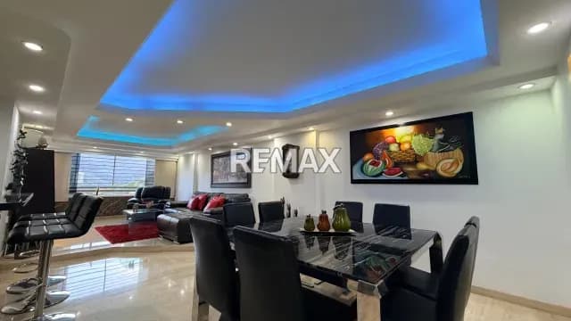 HERMOSO APARTAMENTO REMODELADO EN VENTA EN LOMAS DE PRADOS DEL ESTE.