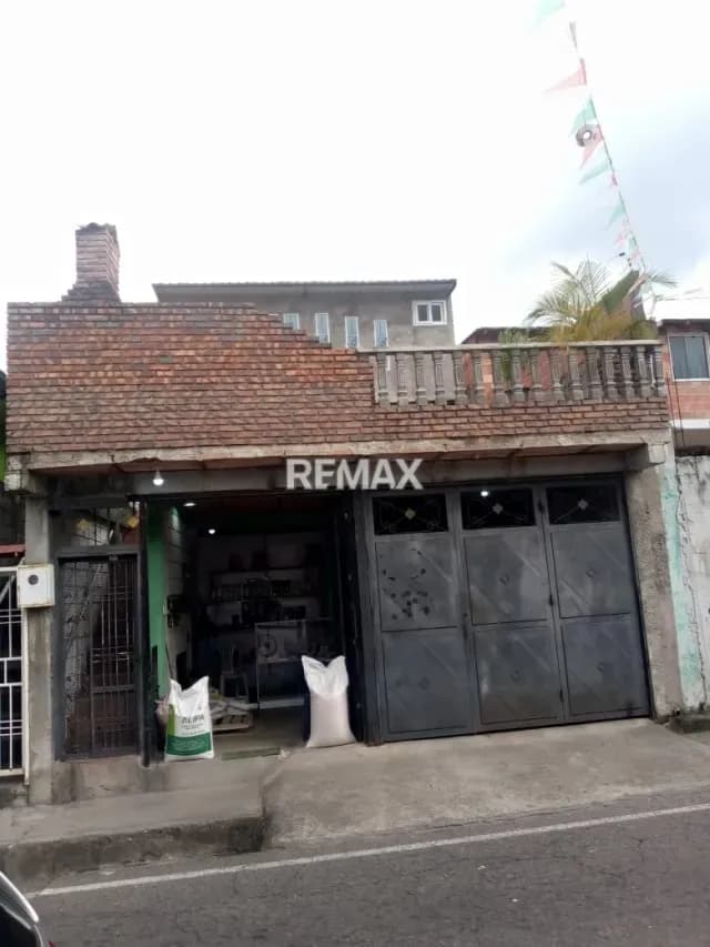VENTA Casa de tres plantas en cordero