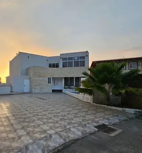 Vendo Amplia Casa Ubicada En El Sector Casas Botes C Del Complejo Turístico El Morro. Lecheria. Construida Sobre Parcela De 408 Mts. Conjunto Cerrado Con Canales Navegables