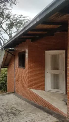 Venta (cliente Directo) Casa Dos (2) Niveles. De: 3 Hab + 3 Baños + 2 Puesto De Estacionamiento. Ubicado: Colinas De Lagunita Sur - Caicaguana, Urb Cerrada Con Portón De Seguridad. Milthonhouse53.