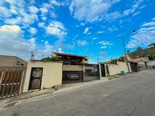 Casa Remodelada En Prados Del Este Con Una Segunda Casa Para Remodelar. Amplios Jardines, Vista Al Avila Y Seguridad 24h