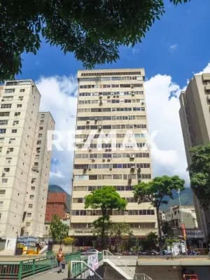 CONSULTORIO EN ALQUILER EN TORRE MARACAIBO
