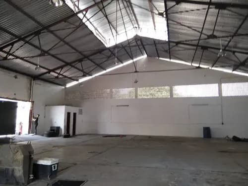 Galpon En Alquiler A Media Cuadra Av Bolivar Parroquia San Jose 600 Mts2 327212-er