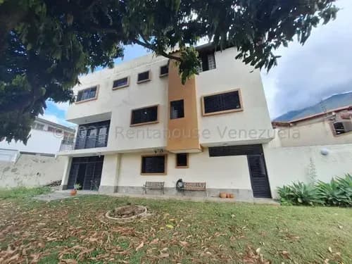 Tg Hermosa Casa En Venta, Con Acogedor Sótano Para Reuniones, En Calle Cerrada En El Marques 26-14489 Ys