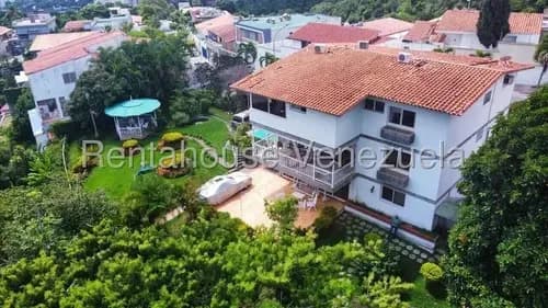 Agp Amplia Casa En Venta En Chulavista, Con Dos Parcelas De Terreno, Terraza Con Vista Al Ávila 23-8046 Ys