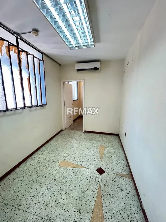 Alquiler oficina ubicada en la Carrera 23, zona centro de Barquisimeto.