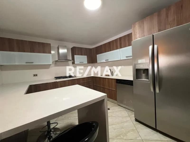 EN VENTA ESTUPENDO TOWN HOUSE REMODELADO