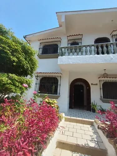 Luis V. En Venta Amplia Y Comoda Casa, En La Urb Las Chimeneas Valencia