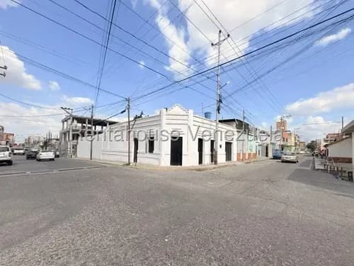 Karen García Alquila Amplio Local Comercial En Centro De Barquisimeto, A Pie De Calle, Garantiza Máxima Visibilidad Y Constante Flujo Peatonal Y Vehicular.