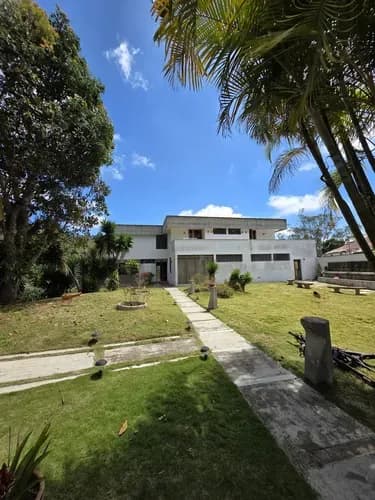 Casa En Venta En La Urbanización Club De Campo, Propiedad Triple A Con Amplios Jardines Y Seguridad Máxima, San Antonio De Los Altos Miranda