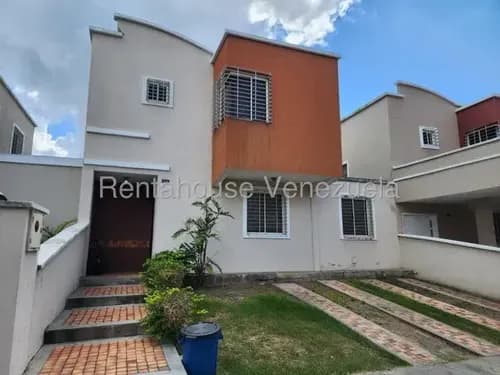 Daniela Linarez Alquila Cómoda Y Moderna Casa Ampliada Con Sala, Cocina, Family Room Y Estudio En Concepto Abierto, 3 Habitaciones, Vestier, 4 Baños, Planta Eléctrica, Ciudad Roca Barquisimeto
