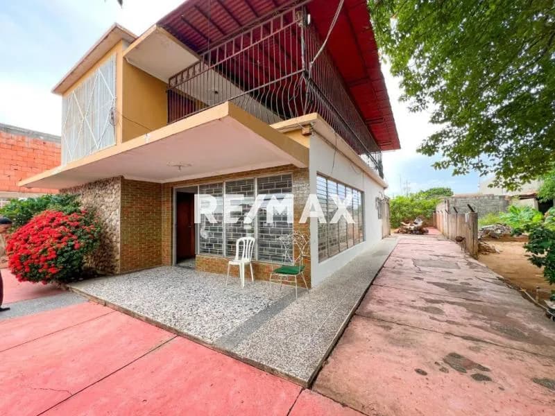 Venta de casa amplia y parcela, en la zona A de la urbanización Coromoto