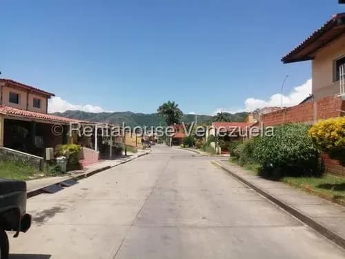 En Venta Comodo Townhouse A Estrenar En San Diego (#26-6383) Con Excelente Ubicacion En Urbanizacion Cerrada Con Vigilancia.amplios Espacios De Confort Y Elegancia Para Decorar A Tu Completo Gusto. Ag