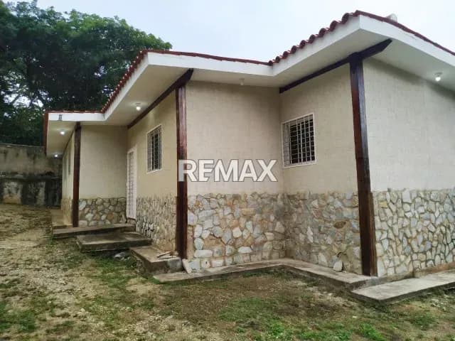 CASA CON AMPLIOS ESPACIOS EN CONJUNTO RESIDENCIAL LAS TAPITAS, LA ASUNCION