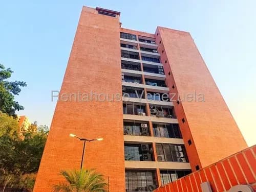 Estupenda Planta Baja En Venta De 272 M2 Ubicada En Urbanización Privada De Colinas De La Tahona, Edificio Con Pozo De Agua. Mfl 2617322