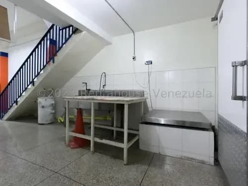 Ana Rodríguez Alquila Amplio Y Confortable Edificio En Centro-este De Barquisimeto, Cód. 24-6168, Zona Totalmente Comercial Por Su Alto Trafico Vehicular Y Peatonal.